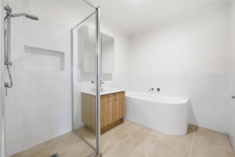 Photo - 7 Yser Walk, Berwick VIC 3806 - Image 11