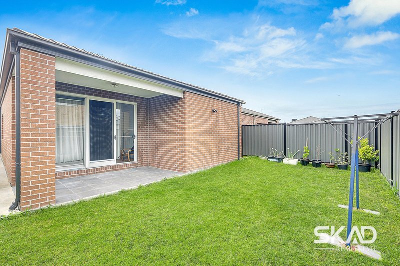 Photo - 7 Zeal Way, Craigieburn VIC 3064 - Image 11