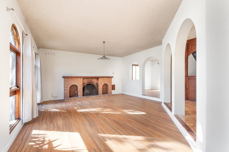 Photo - 70 Buckmaster Drive, Mill Park VIC 3082 - Image 2