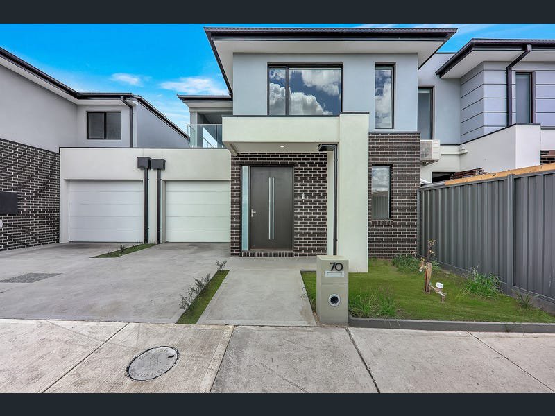 70 Dawnview Crescent, Roxburgh Park VIC 3064