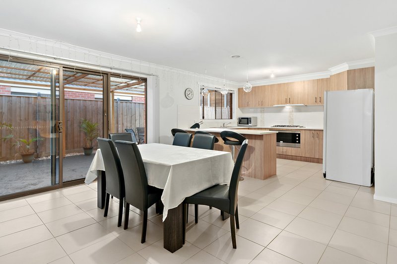 Photo - 70 Greendale Boulevard, Pakenham VIC 3810 - Image 4