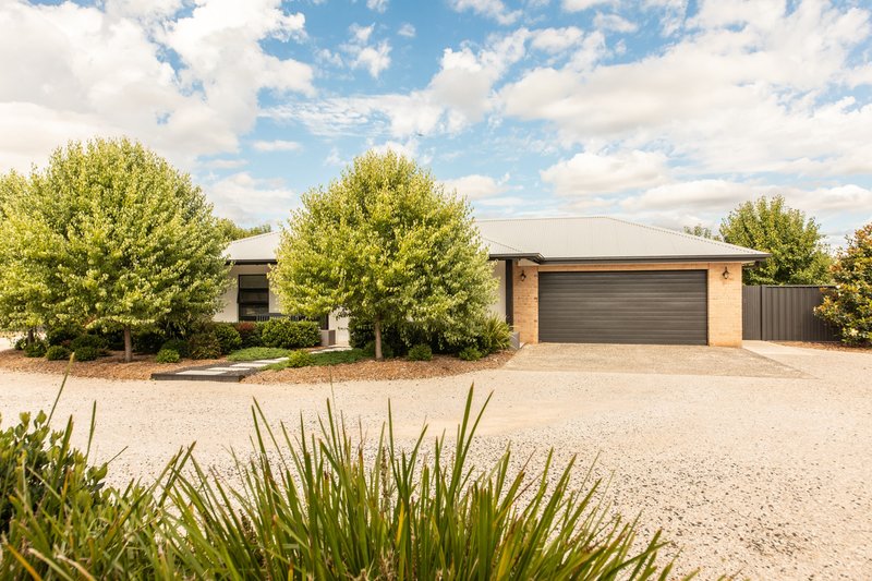 Photo - 70 Holmwood Drive, Dubbo NSW 2830 - Image 2