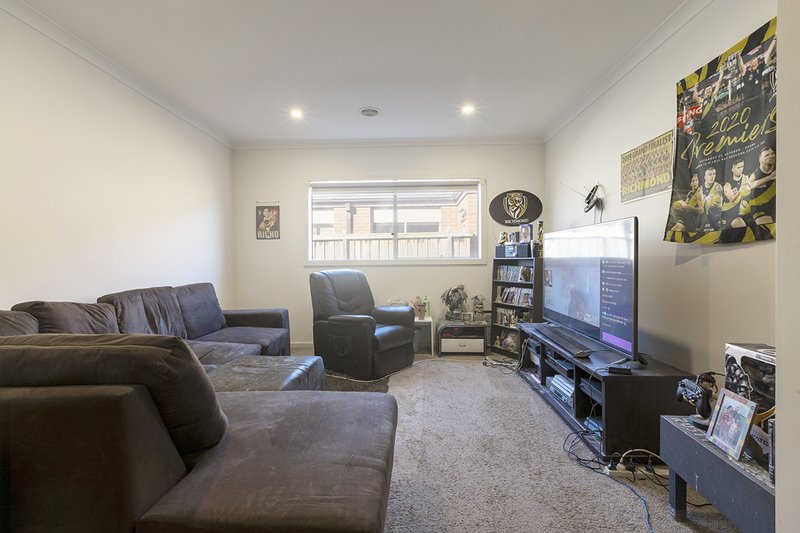 Photo - 70 Karawarra Circuit, Cranbourne North VIC 3977 - Image 6