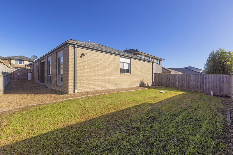 Photo - 70 Karawarra Circuit, Cranbourne North VIC 3977 - Image 9