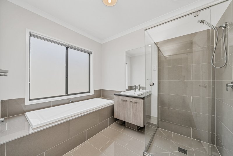 Photo - 70 Mcewan Drive, Cranbourne East VIC 3977 - Image 11