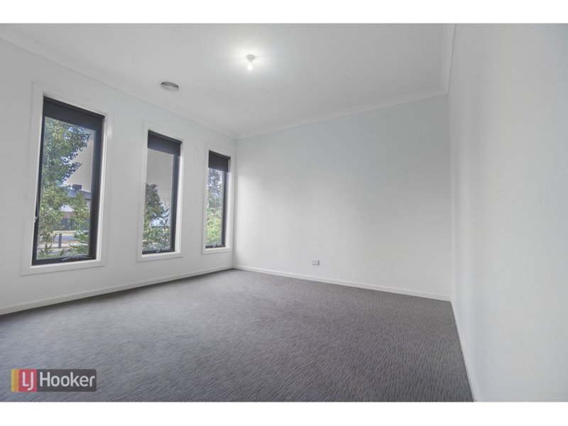 Photo - 70 Moor Park Drive, Craigieburn VIC 3064 - Image 2