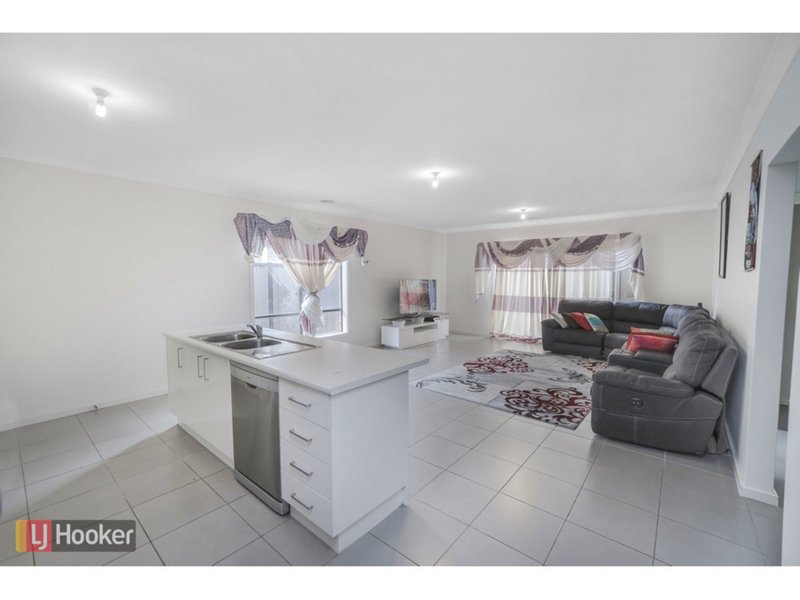 Photo - 70 Moor Park Drive, Craigieburn VIC 3064 - Image 3