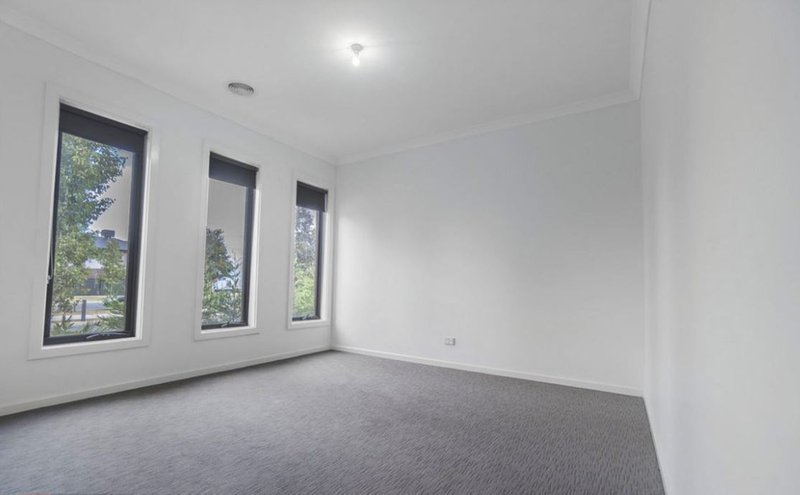 Photo - 70 Moor Park Drive, Craigieburn VIC 3064 - Image 2