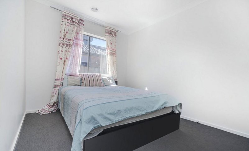 Photo - 70 Moor Park Drive, Craigieburn VIC 3064 - Image 6