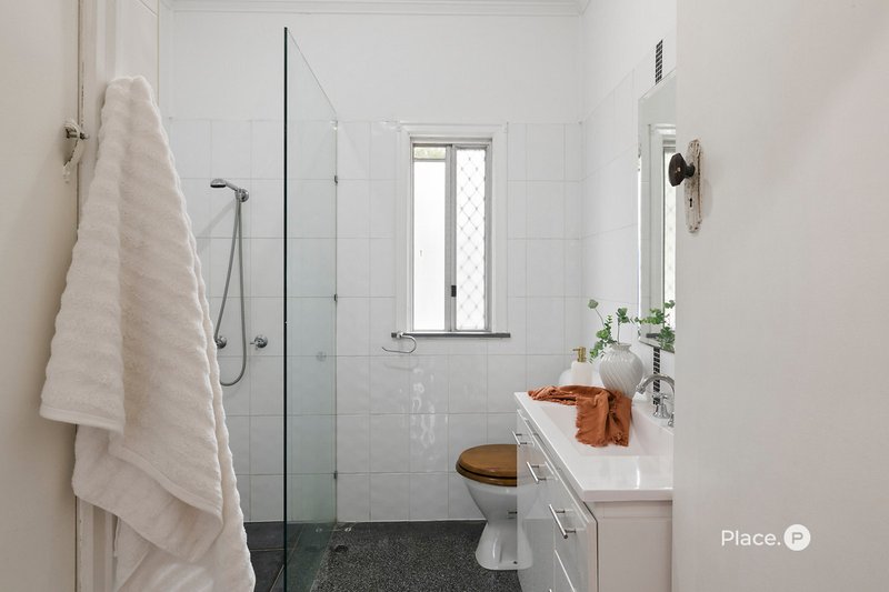 Photo - 70 Sunshine Avenue, Tarragindi QLD 4121 - Image 13