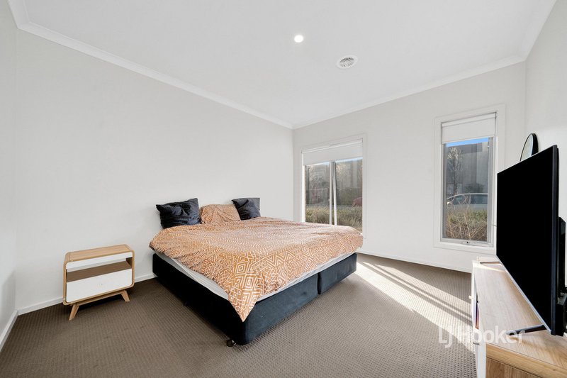 Photo - 70 Waterhaven Boulevard, Point Cook VIC 3030 - Image 4