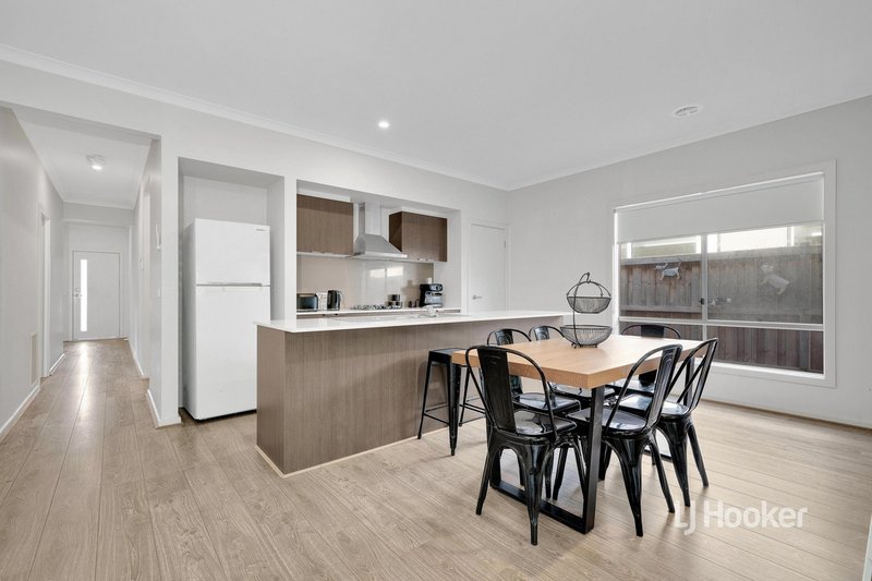 Photo - 70 Waterhaven Boulevard, Point Cook VIC 3030 - Image 6