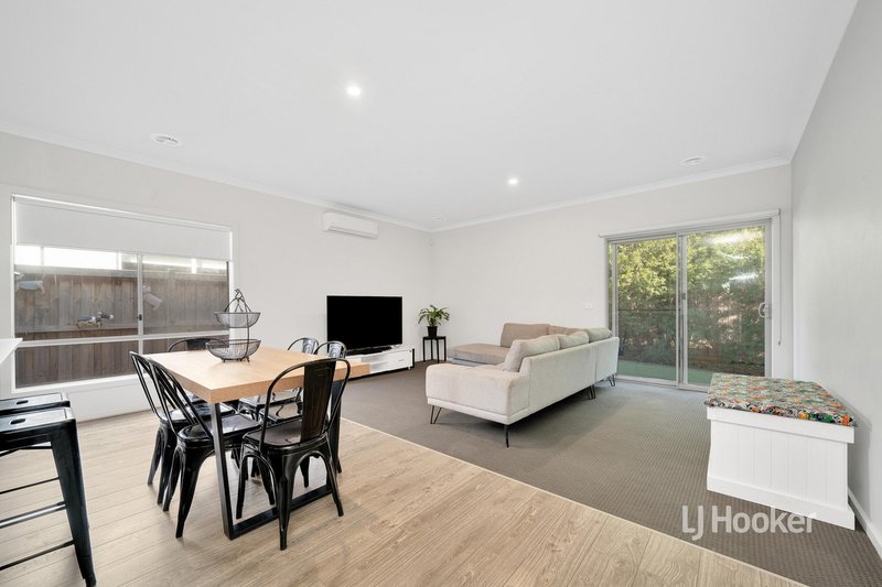 Photo - 70 Waterhaven Boulevard, Point Cook VIC 3030 - Image 9