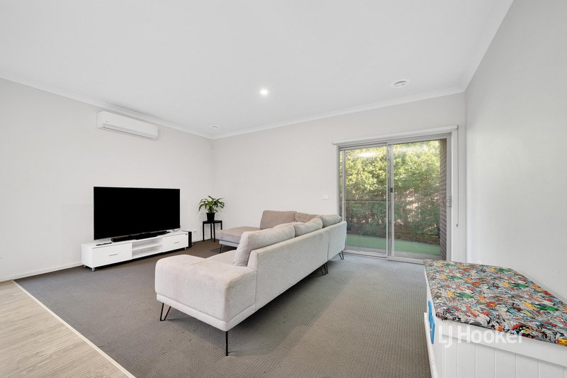 Photo - 70 Waterhaven Boulevard, Point Cook VIC 3030 - Image 10