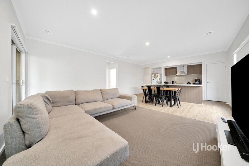 Photo - 70 Waterhaven Boulevard, Point Cook VIC 3030 - Image 11