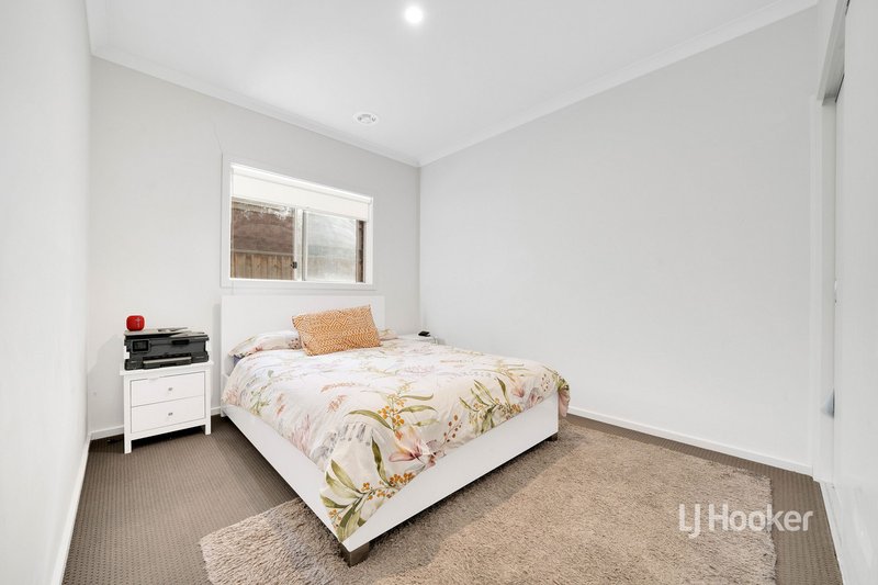 Photo - 70 Waterhaven Boulevard, Point Cook VIC 3030 - Image 12