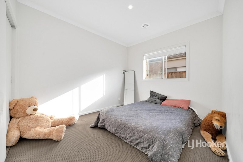 Photo - 70 Waterhaven Boulevard, Point Cook VIC 3030 - Image 14