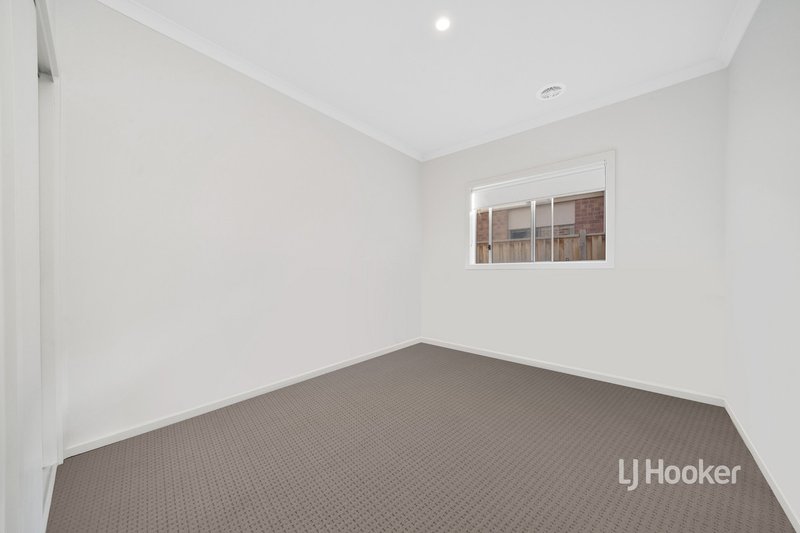 Photo - 70 Waterhaven Boulevard, Point Cook VIC 3030 - Image 15