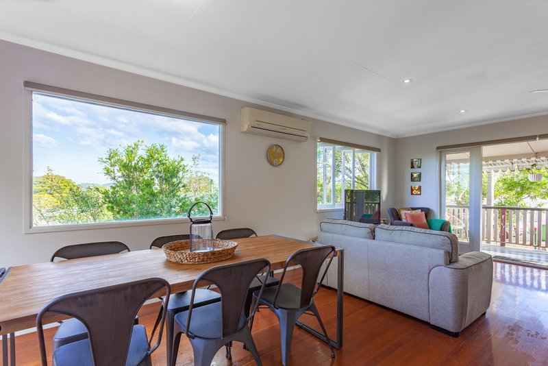 Photo - 70 Yanderra Avenue, Arana Hills QLD 4054 - Image 4