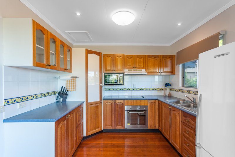 Photo - 70 Yanderra Avenue, Arana Hills QLD 4054 - Image 5