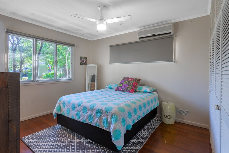 Photo - 70 Yanderra Avenue, Arana Hills QLD 4054 - Image 6