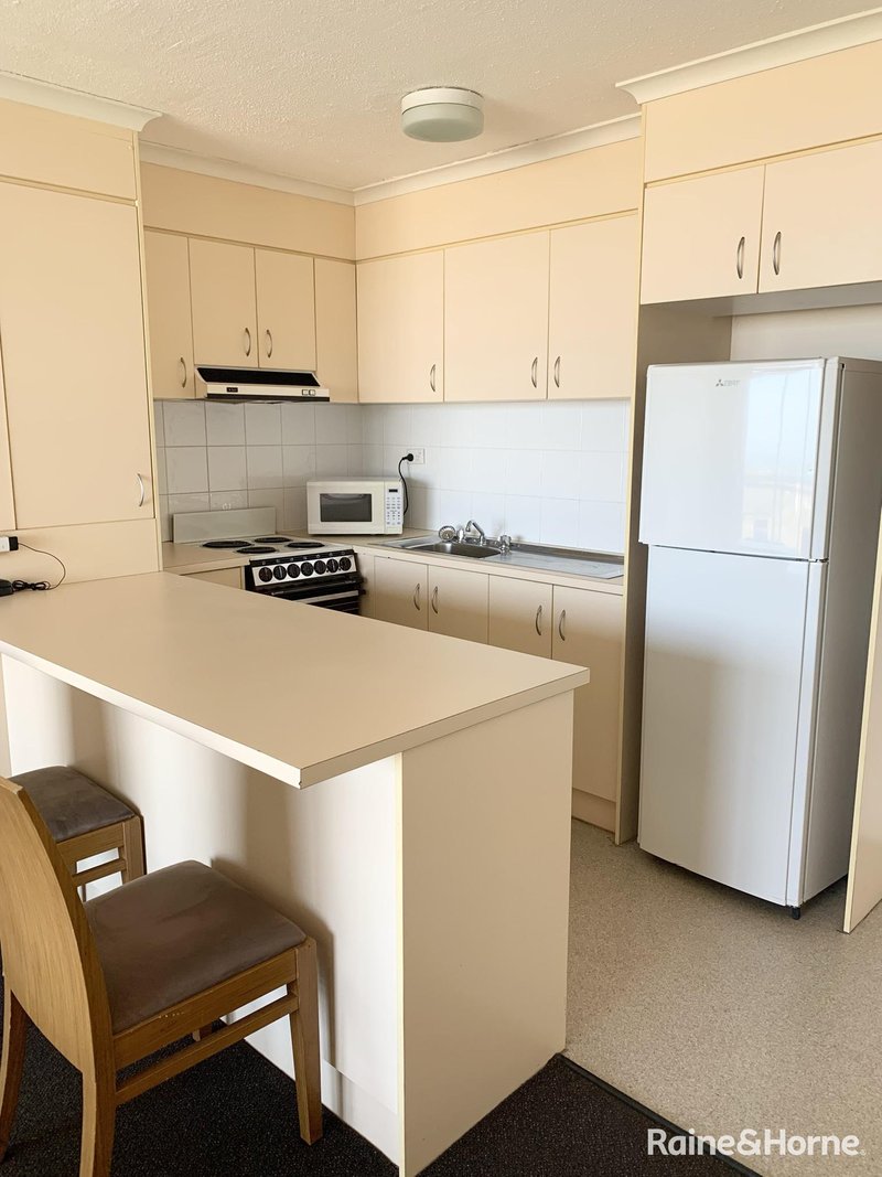 Photo - 701/22-24 Roseberry Street, Gladstone Central QLD 4680 - Image 3