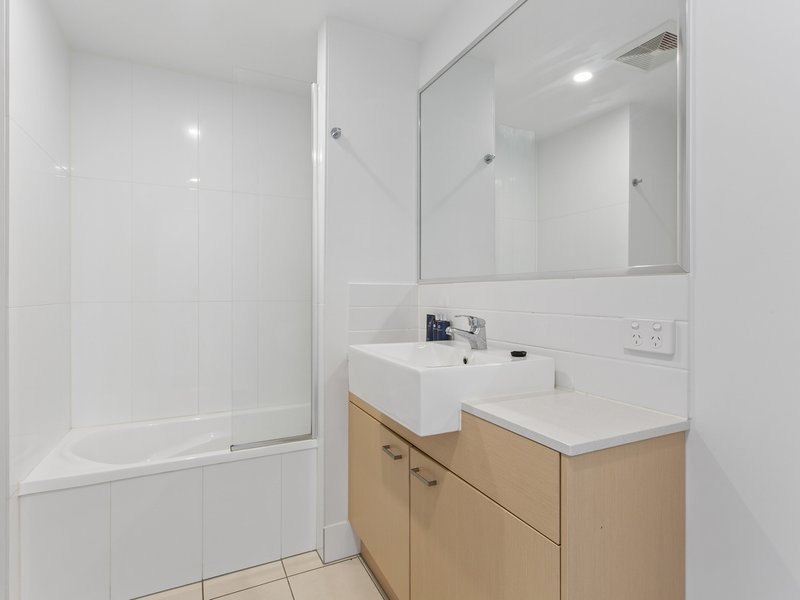 Photo - 701/27-33 Nundah Street, Nundah QLD 4012 - Image 5