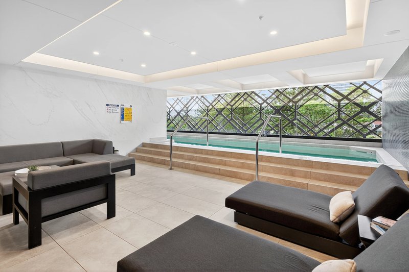 Photo - 704/185 Old Burleigh Road, Broadbeach QLD 4218 - Image 14