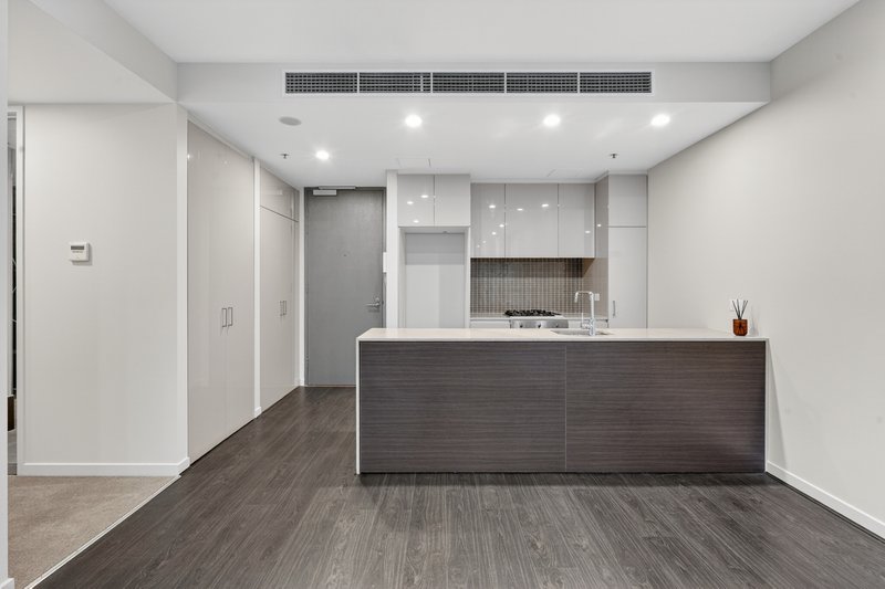 Photo - 704/70 Queens Road, Melbourne VIC 3004 - Image 2