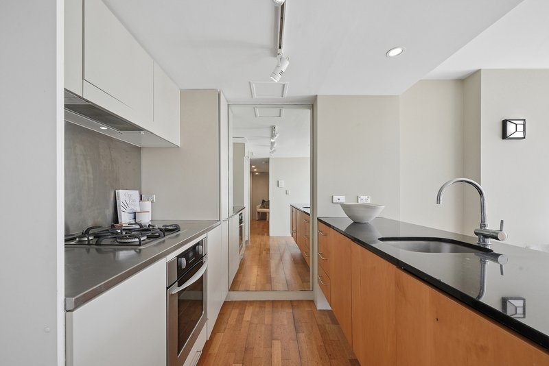 Photo - 705/2A Elizabeth Bay Road, Elizabeth Bay NSW 2011 - Image 3