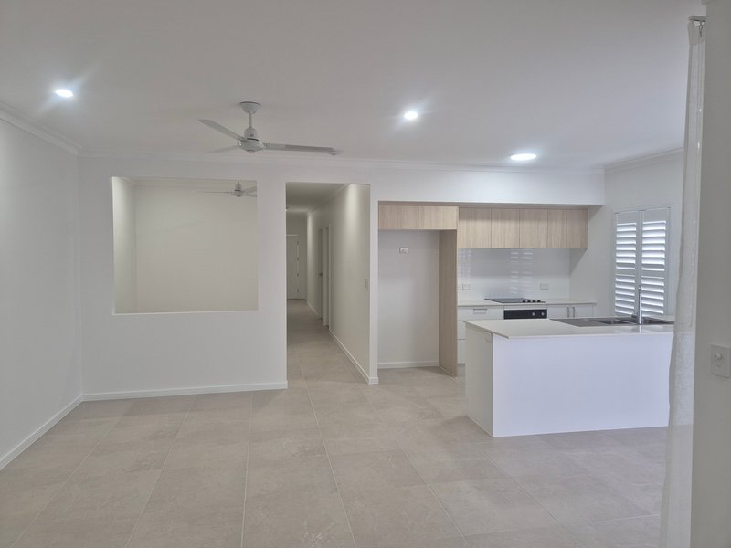 Photo - 70a Oxbow Circuit, Redlynch QLD 4870 - Image 3