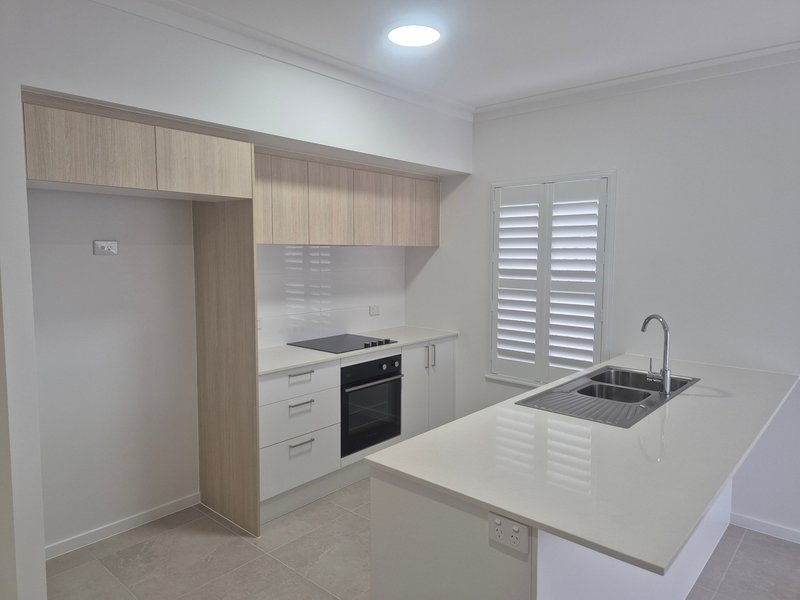Photo - 70a Oxbow Circuit, Redlynch QLD 4870 - Image 4
