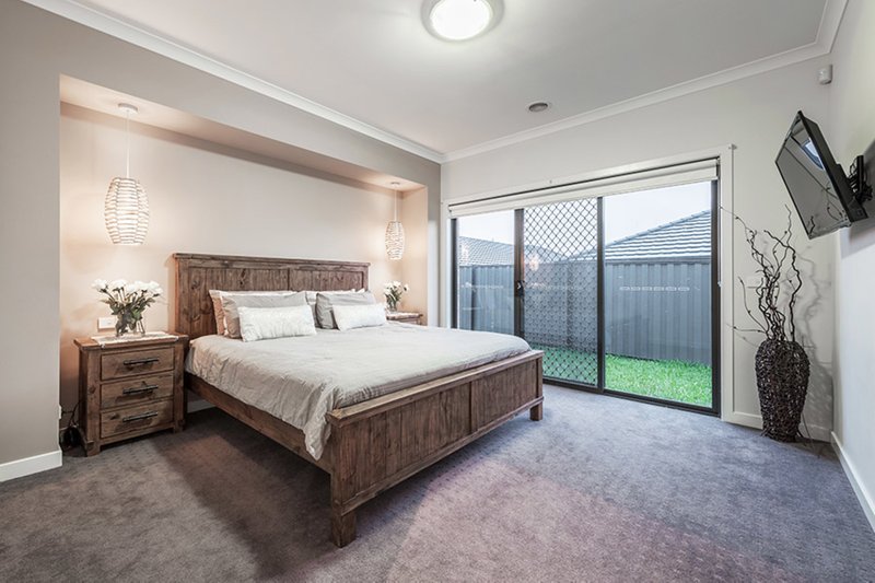 Photo - 71 Bluebell Drive, Craigieburn VIC 3064 - Image 7