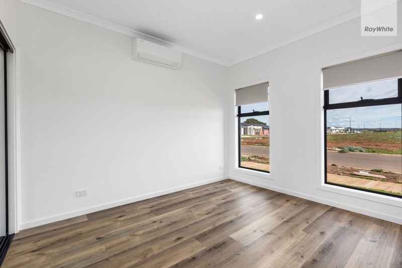 Photo - 71 Collette Circuit, Deanside VIC 3336 - Image 5
