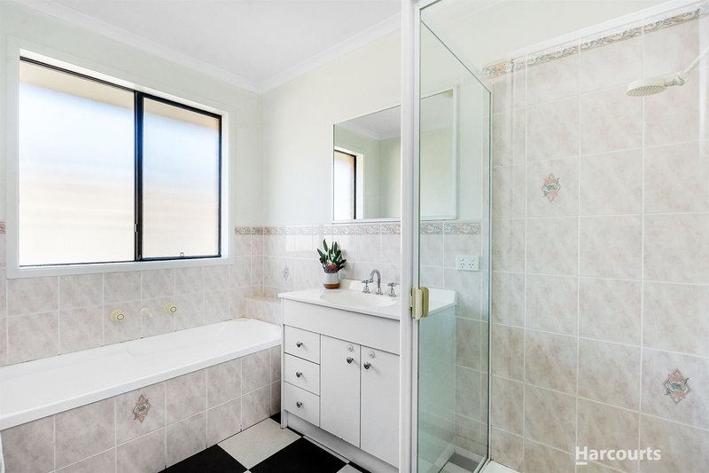 Photo - 71 Ebony Drive, Pakenham VIC 3810 - Image 12