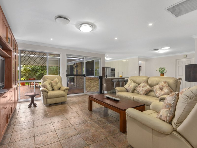 Photo - 71 Halleys Crescent, Bridgeman Downs QLD 4035 - Image 9