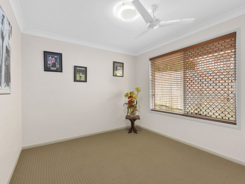 Photo - 71 Halleys Crescent, Bridgeman Downs QLD 4035 - Image 12