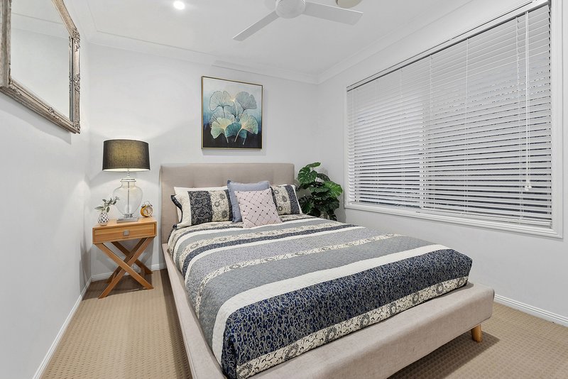 Photo - 71 Halleys Crescent, Bridgeman Downs QLD 4035 - Image 14