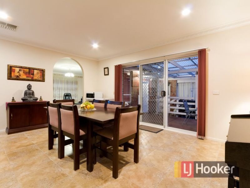 Photo - 71 Leopold Crescent, Hampton Park VIC 3976 - Image 6