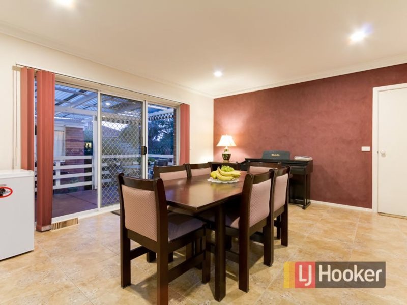 Photo - 71 Leopold Crescent, Hampton Park VIC 3976 - Image 7