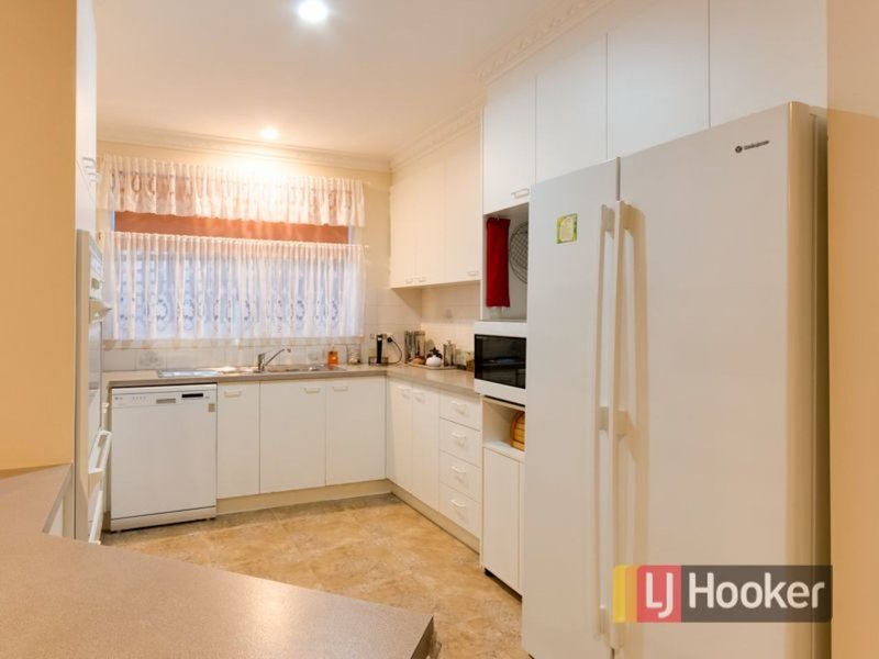 Photo - 71 Leopold Crescent, Hampton Park VIC 3976 - Image 8