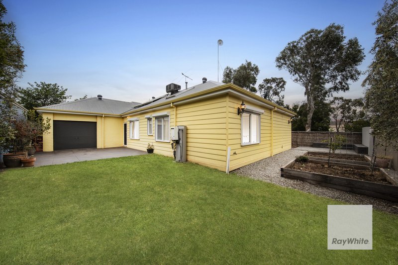 Photo - 71 Oakview Parade, Caroline Springs VIC 3023 - Image 16