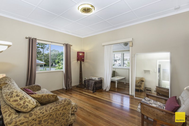 Photo - 71 Stradbroke Avenue, Wynnum QLD 4178 - Image 2