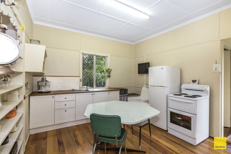 Photo - 71 Stradbroke Avenue, Wynnum QLD 4178 - Image 5