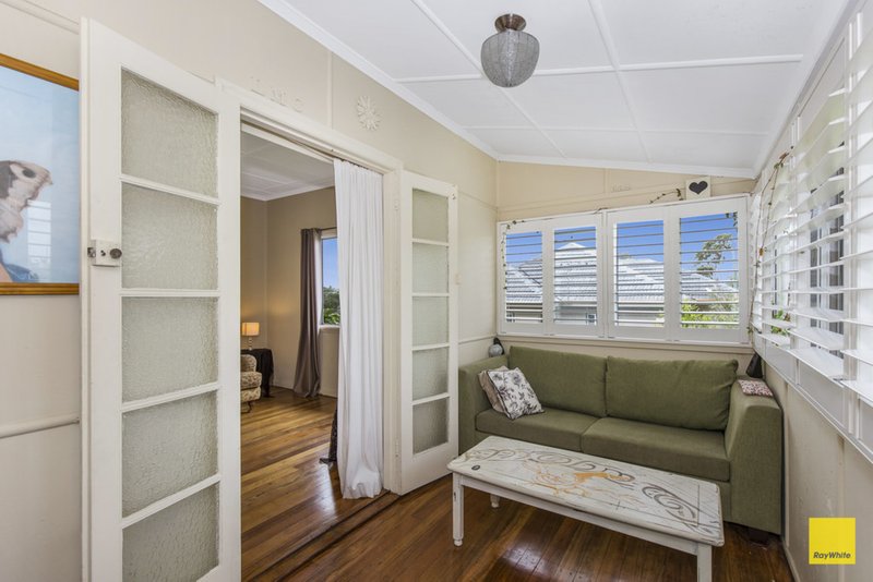 Photo - 71 Stradbroke Avenue, Wynnum QLD 4178 - Image 6