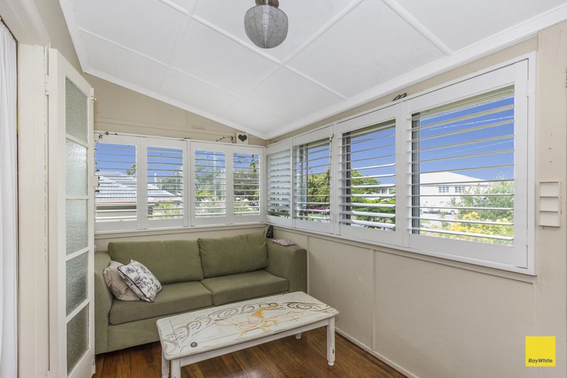 Photo - 71 Stradbroke Avenue, Wynnum QLD 4178 - Image 7