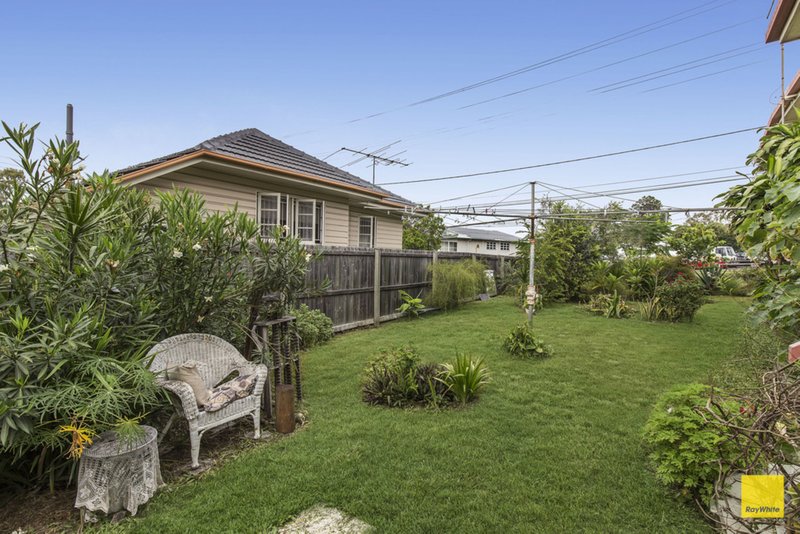 Photo - 71 Stradbroke Avenue, Wynnum QLD 4178 - Image 12