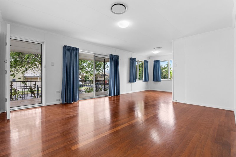 Photo - 71 Stratton Terrace, Wynnum QLD 4178 - Image 3