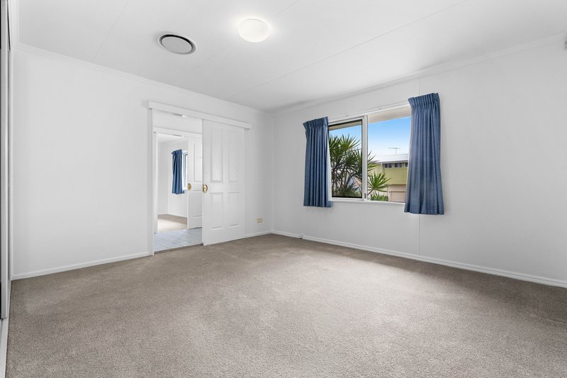 Photo - 71 Stratton Terrace, Wynnum QLD 4178 - Image 4
