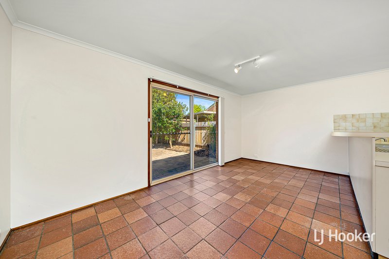 Photo - 71 Twelvetrees Crescent, Florey ACT 2615 - Image 4